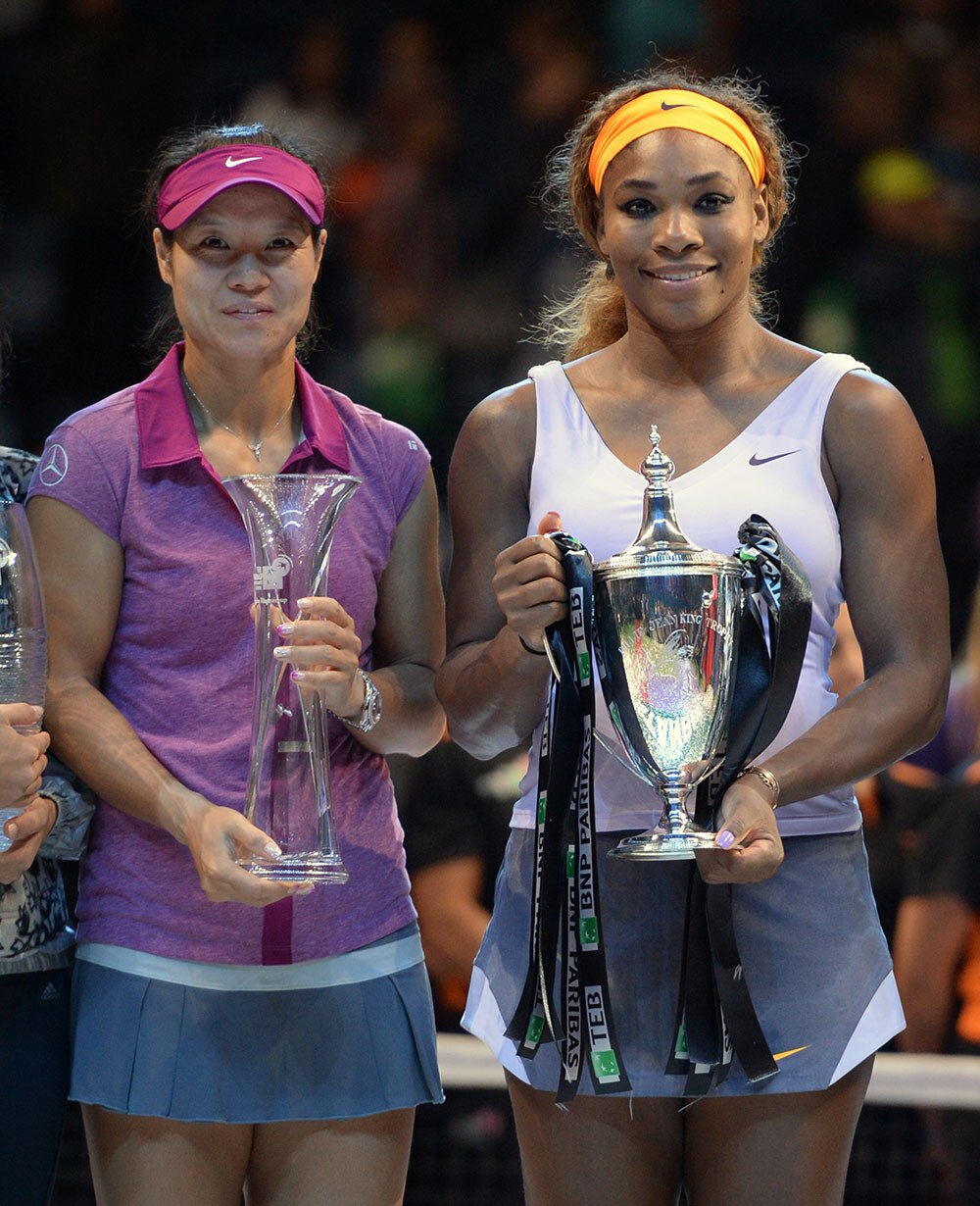 इस्तांबुल में WTA चीन की ली ना को हराने के बाद अमेरिकी की सेरेना विलियमस्त विजेता ट्रॉफी के साथ।
