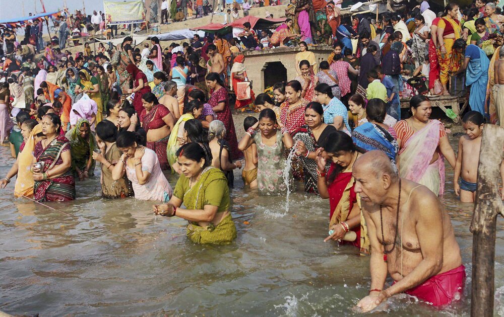 इलाहाबाद के गऊघाट पर कार्तिक पुर्णिमा के मौके पर पवित्र स्नान करते श्रद्धालु।