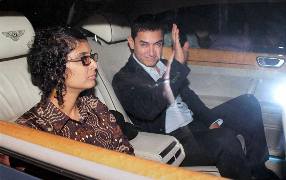 इस मौके पर आमिर खान भी अपनी पत्नी किरण राव के साथ नजर आए।