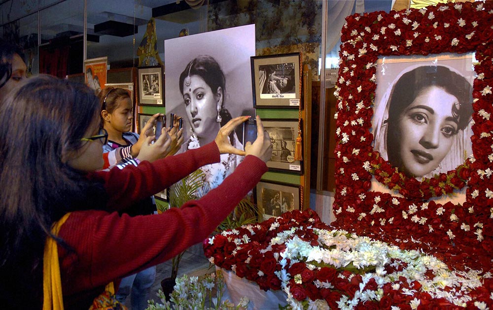 कोलकाता के रवींद्र सदन में अभिनेत्री सुचित्रा सेन की तस्वीर को अपने मोबाइल में कैद करते उनके प्रशंसक।