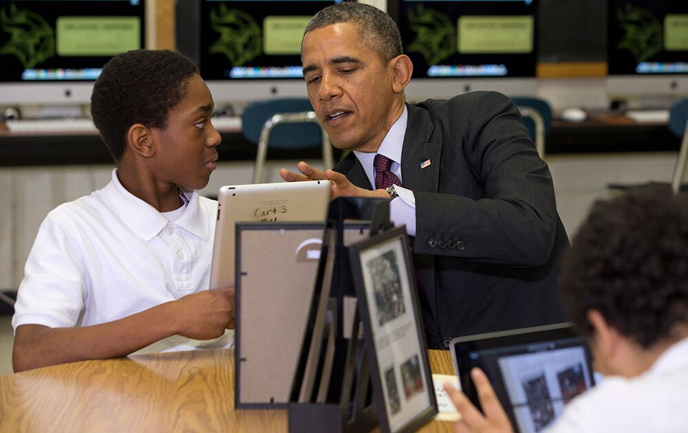 अमेरिका के एक स्कूल में बच्चों से उनके प्रयोग को समझने की कोशिश करते राष्ट्रपति बराक ओबामा।