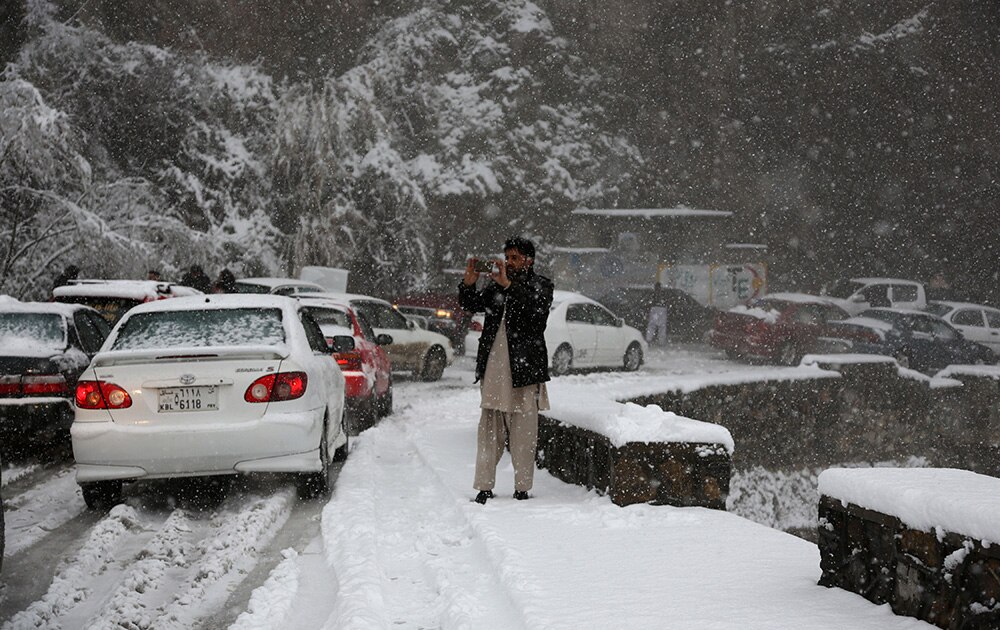 आफगानिस्तान में काबुल-जलालाबाद रोड पर बर्फबारी की वजह से सड़के जाम हो गई है।