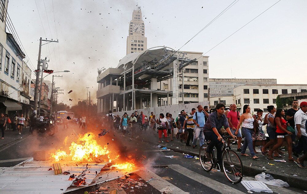 ब्राजील के रियो डे जेनेरिया में प्रदर्शनकारियों ने कुछ गाड़ियों में आग लगा दी।