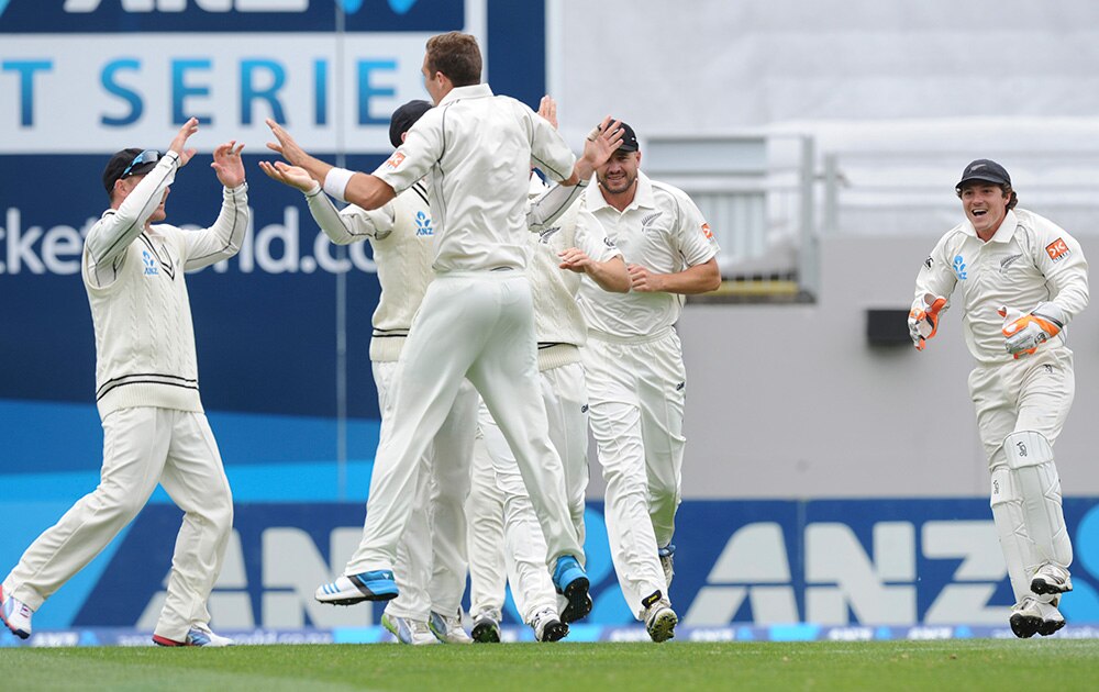 न्यूजीलैंड के गेंदबाज टिम सूदी विराट कोहली का विकेट लेने के बाद खुशी जाहिर करते हुए।