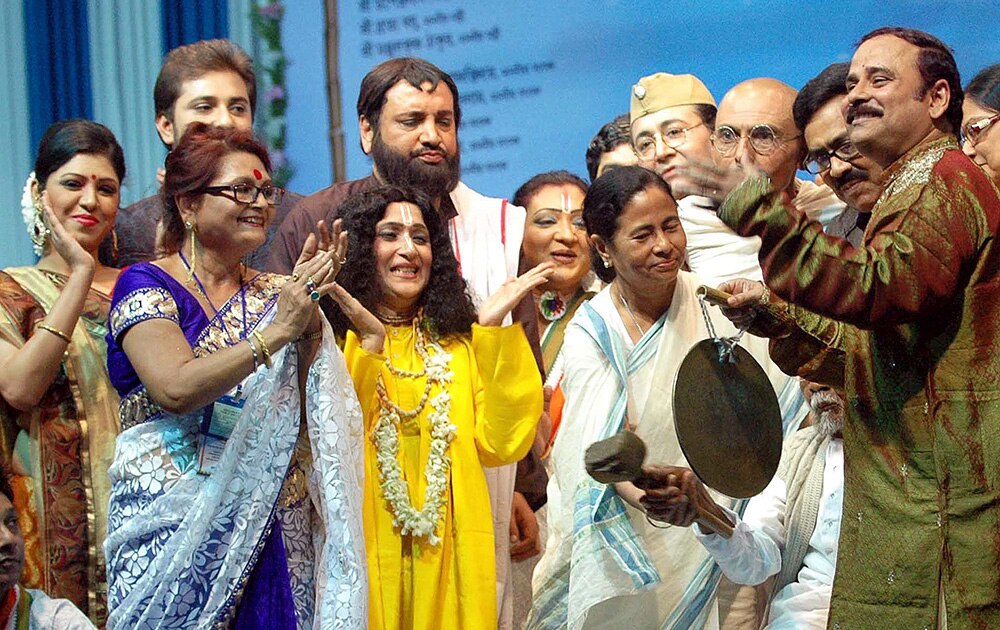 पश्चिम बंगाल की मुख्यमंत्री 24 दक्षिण परगना से यात्रा उत्सव को लॉन्च करते हुए।