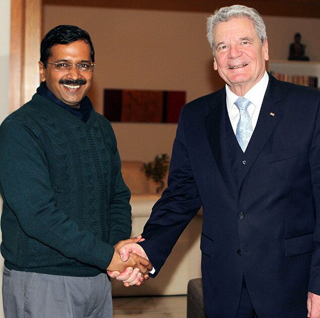 जर्मनी के राष्ट्रपति जोआचिम गौक से मिलते दिल्ली के मुख्यमंत्री अरविंद केजरीवाल।