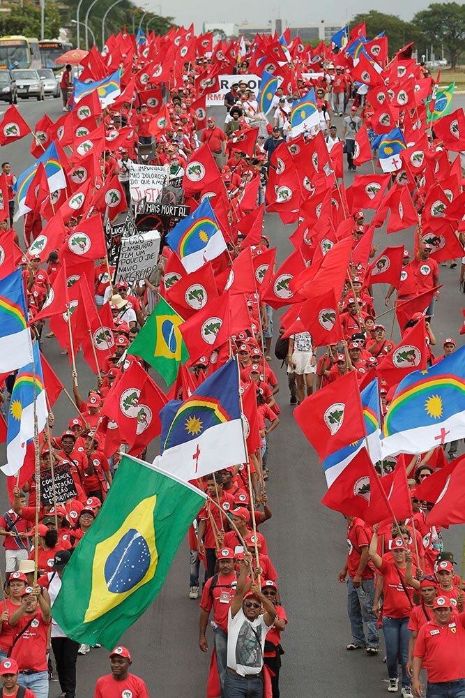 ब्राजील में मजदूर संगठन मजदूर नीतियों के खिलाफ विरोध प्रदर्शन करते हुए।