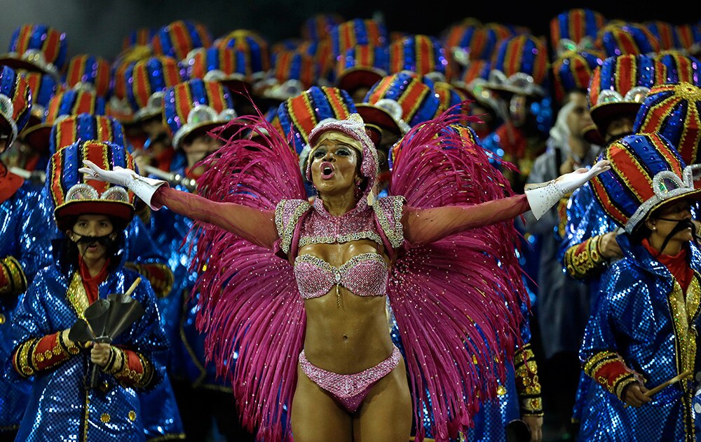 ब्राजील के साओ पोलो में कार्निवाल परेड के दौरान डांस करती हुईं ड्रागोज डा रियल सांबा स्कूल की डांसर।