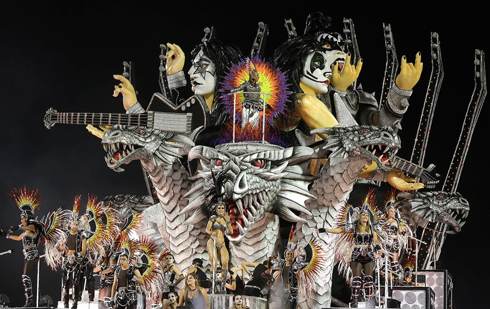 ब्राजील के साओ पोलो में कार्निवाल परेड के दौरान डांस करते ड्रागोज डा रियल सांबा स्कूल के डांसर।