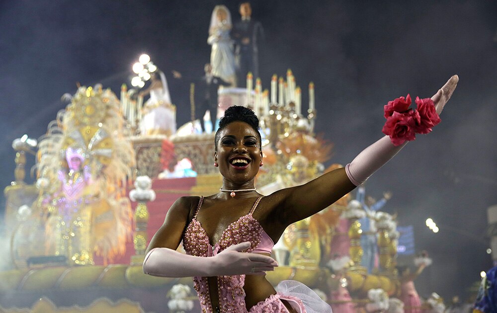 ब्राजील के साओ पोलो में कार्निवाल परेड के दौरान डांस करती हुईं रोसास डी ऑरो सांबा स्कूल की डांसर।