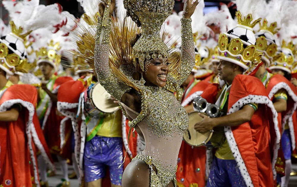 ब्राजील के साओ पोलो में कार्निवाल परेड के दौरान डांस करती हुईं लिंडरो डी इटाक्यूरा सांबा स्कूल की डांसर।