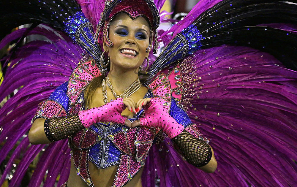 ब्राजील के साओ पोलो में कार्निवाल परेड के दौरान डांस करती हुईं सांबा स्कूल की डांसर।
