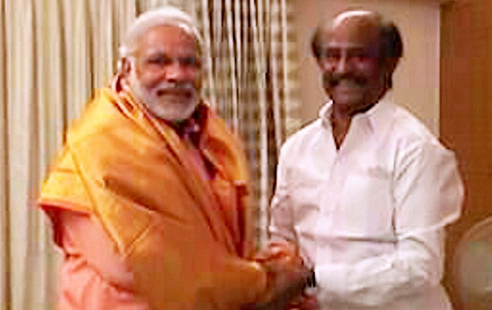 चेेेेन्नई में भारतीय जनता पार्टी के प्रधानमंत्री पद के उम्मीदवार नरेंद्र मोदी का अभिवादन करते दक्षिण के सुपर स्टार रजनीकांत।