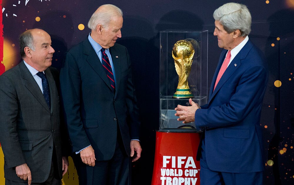 ब्राजील के राजदूत यूएस माउरो को FIFA वर्ल्ड कप की ट्राफी प्रदान करते अमेरिकी उप राष्ट्रपति जो बिडेन। यह ट्राफी ब्राजील में फीफी वर्ल्ड कप के विजेता को दी जाएगी।
