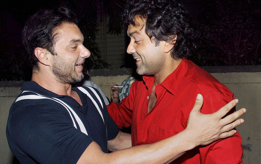 मुंबई के बंद्रा में 'एक हसीना थी' शो के प्रीमियर के दौरान सोहेल खान और बॉबी देओल।