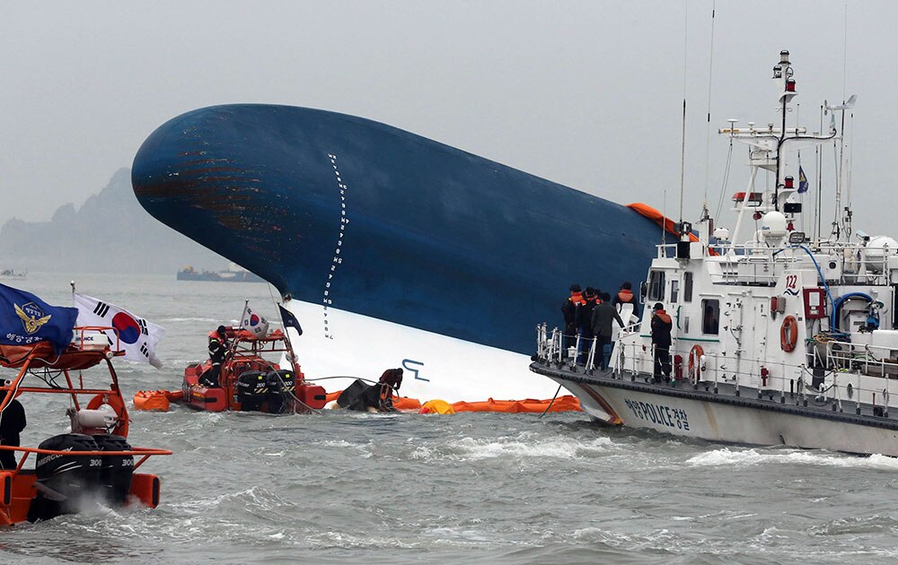 नाव पलटने के बाद लापता यात्रियों के लिए बचाव अभियान चलाते दक्षिण कोरियाई कोस्ट गार्ड।
