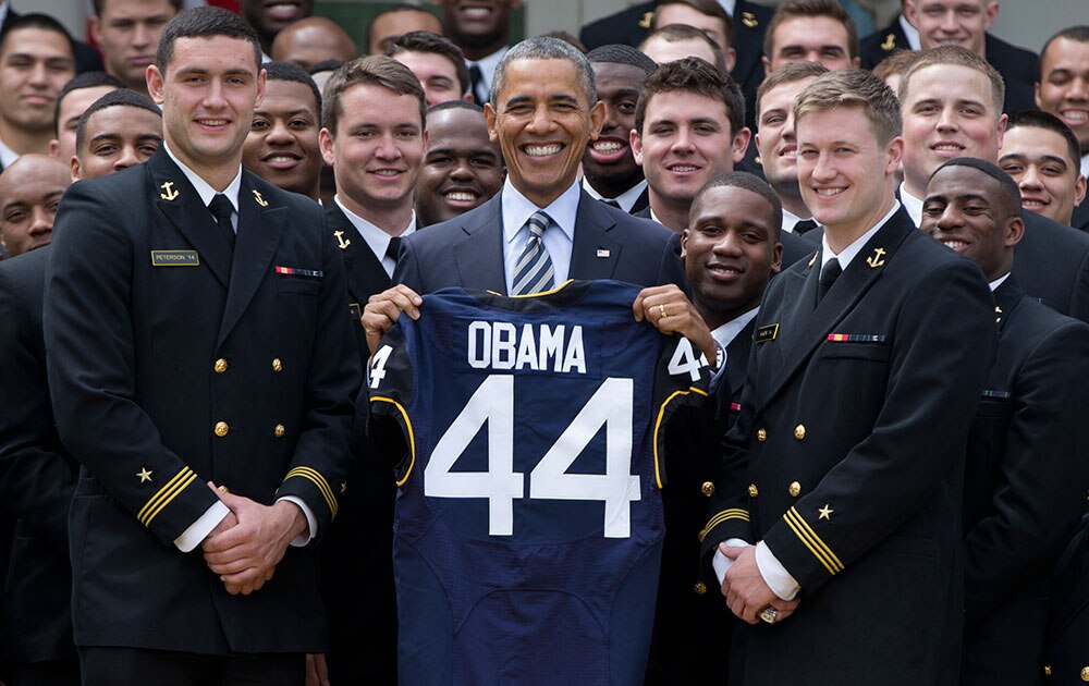 अमेरिका राष्ट्रपति बराक ओबामा अपने नई नेवी फुटबॉल जर्सी के साथ।