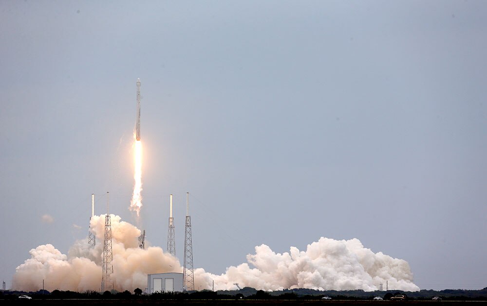 फ्लोरिडा के केप केनवेरल एयर फोर्स स्टेशन से स्पेस एक्स रॉकेट कार्गोशिप लॉन्च किया गया।