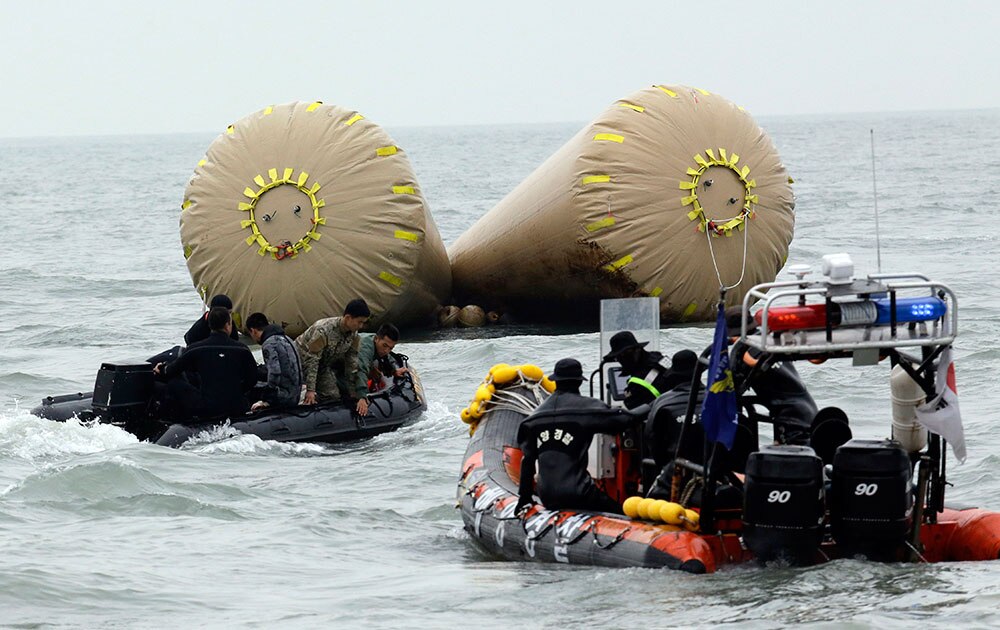 साउथ कोरिया में नाव डूबने के लापता लोगों को सर्च करते बचाव दल।