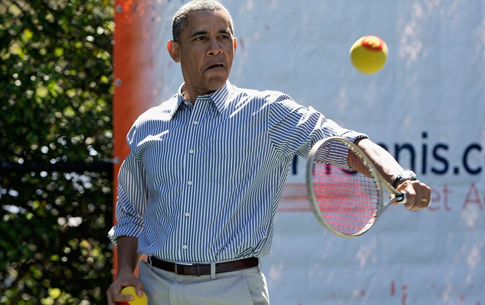 वाशिंगटन के व्हाइट हाउस में टेनिस के खेल में हाथ आजमाते अमेरिकी राष्ट्रपति बराक ओबामा।