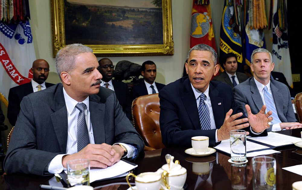 अपने प्रशासन के सहयोगियों के साथ बैठक करते अमेरिकी राष्ट्रपति बराक ओबामा।
