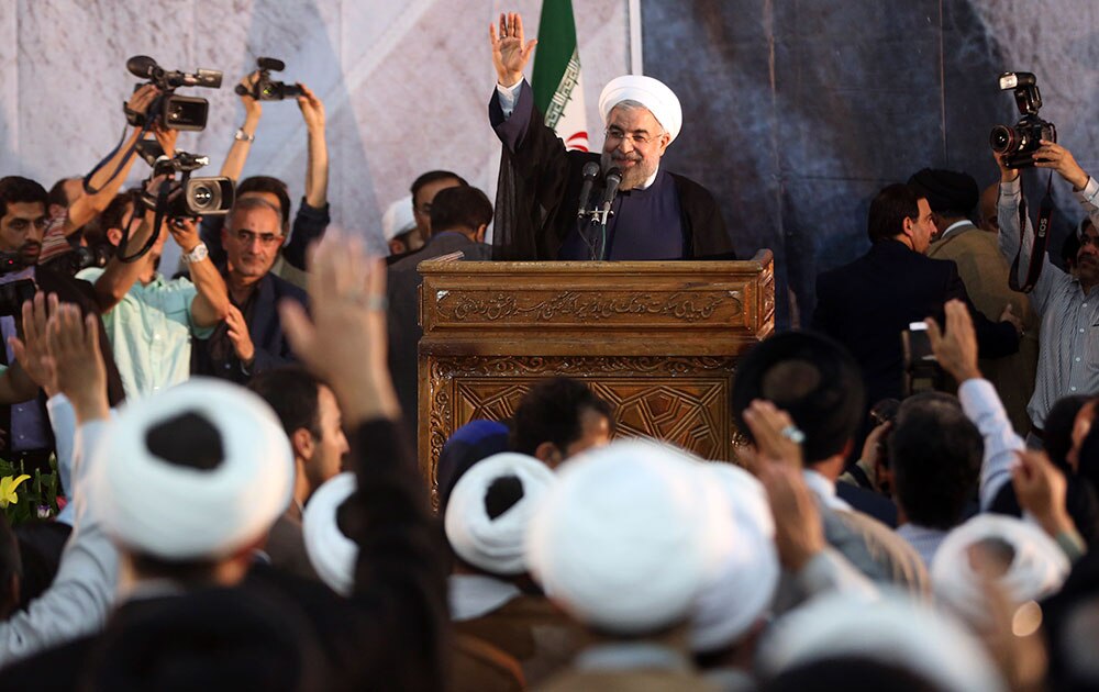 तेहरान में इरान के राष्ट्रपति हसन रूहानी लोगों से संबोधित करते हुए।