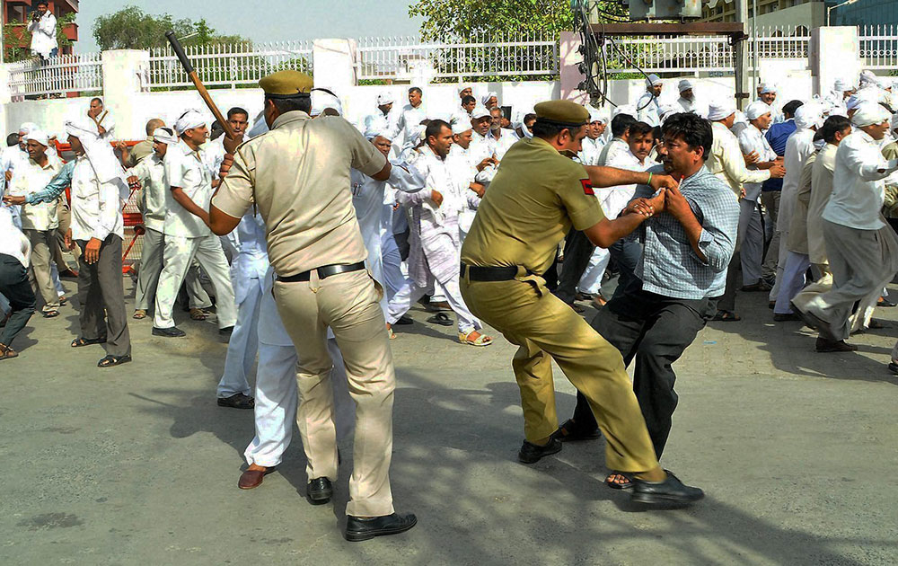 हरियाणा के रोहतक में मांगों को लेकर प्रदर्शन पर उतरे पटवारियों को गिरफ्तार करती पुलिस।