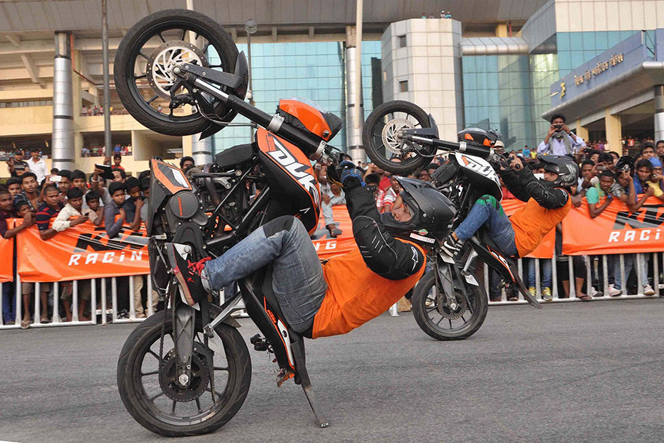 रांची के खेलगांव में आयोजित एक स्टंट शो के दौरान बाइक स्टंट का प्रदर्शन कर दर्शकों का मनोरंजन करता स्टंटमैन।