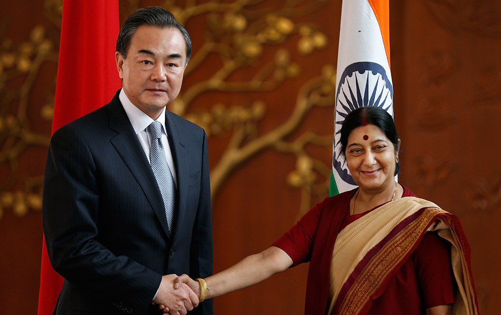 नई दिल्ली में द्विपक्षीय बातचीत से पहले चीनी विदेश मंत्री वांग यी से हाथ मिलाकर उनका स्वागत करतीं भारत की विदेश मंत्री सुषमा स्वराज।