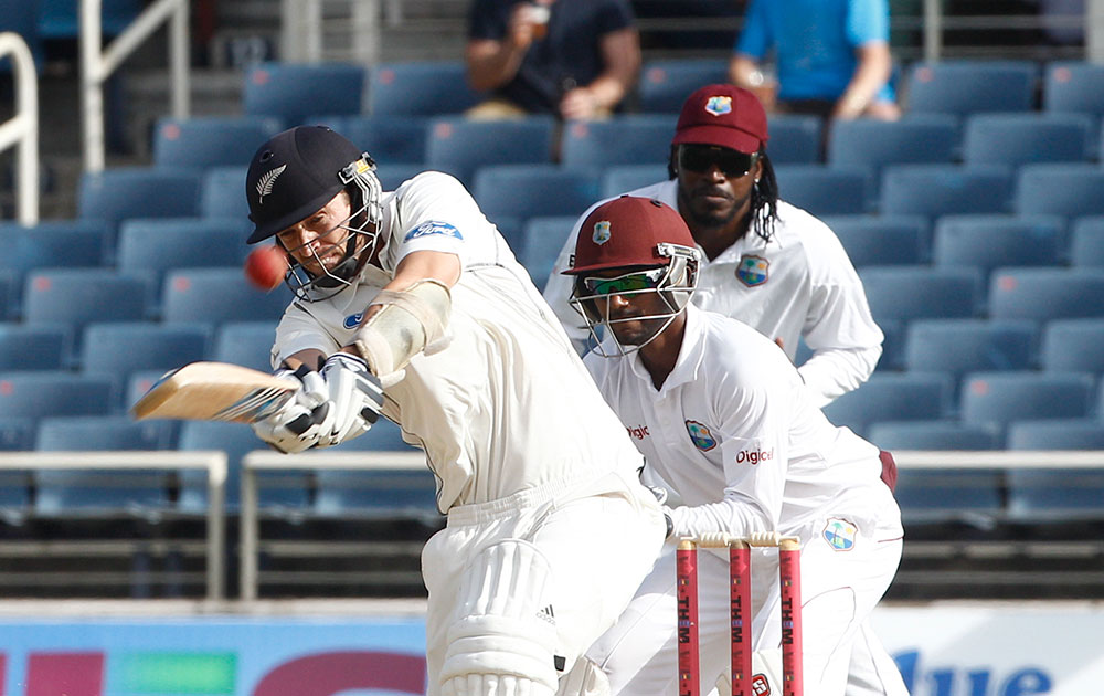 जमैका के किंग्‍सटन में पहले टेस्‍ट मैच के दौरान न्‍यूजीलैंड के बल्‍लेबाज टिम साऊथी स्‍ट्रोक खेलते हुए।
