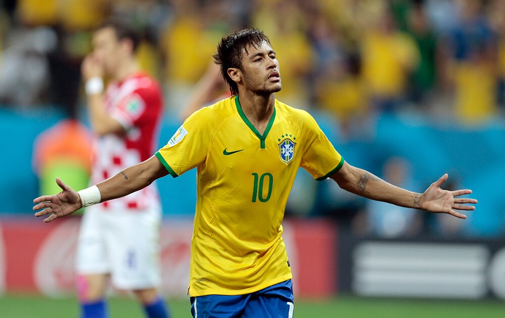 क्रोएशिया के खिलाफ पहले मैच में गोल दागने के बाद खुशी जाहिर करते ब्राजिलियाई खिलाड़ी नेमार।