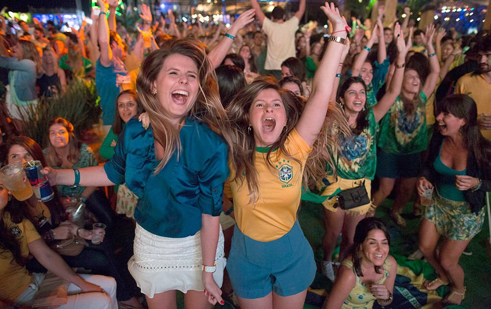 ब्राजील के रियो डी जेनेरियो में वर्ल्‍ड कप के मैच के दौरान ब्राजील के स्‍ट्राइकर नेमार के दूसरे गोल के बाद जश्‍न मनाते हुए सॉकर फैन्‍स। 