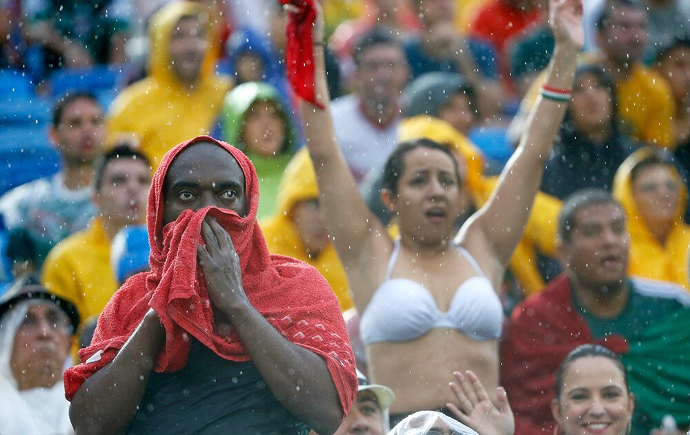 ब्राजील के नटाल में वर्ल्‍ड कप सॉकर के ग्रुप ए के तहत मैक्सिको और कैमरून के बीच खेले गए मैच को देखते हुए दर्शक। 
