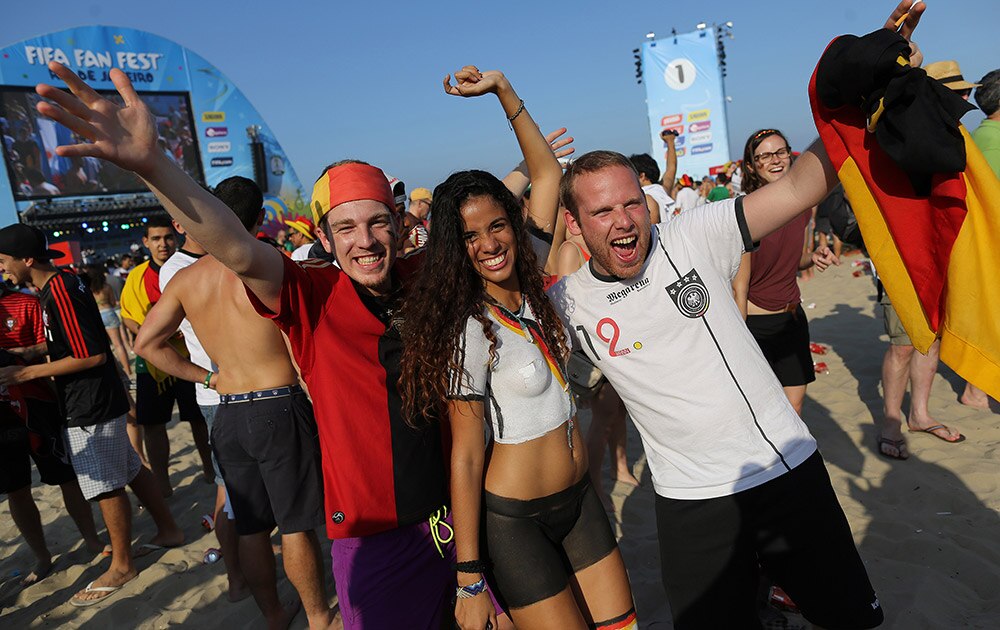 ब्राजील के रियो डी जेनेरियो में वर्ल्‍ड कप 2014 के तहत जर्मनी और पुर्तगाल के बीच मैच के दौरान खुशी में सराबोर जर्मन टीम के फैन्‍स।