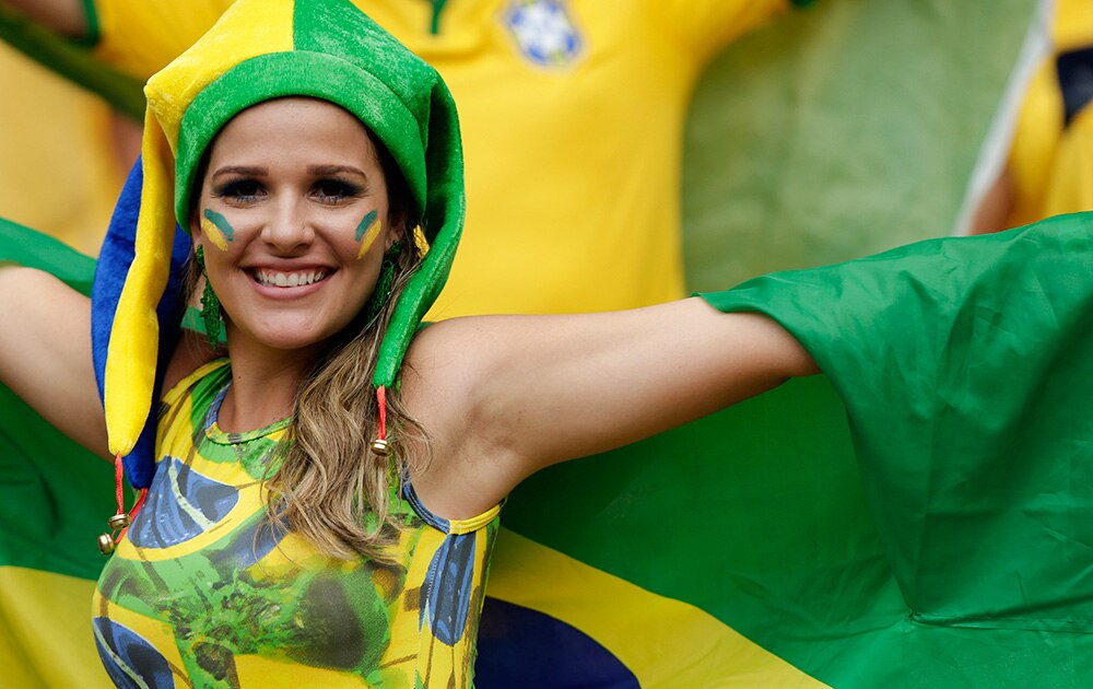 ब्राजील के फोर्टालेजा में एरेना केस्‍टेलेओ में वर्ल्‍ड कप 2014 के तहत मैक्सिको और ब्राजील के बीच खेले गए मैच के दौरान एक अपने देश के झंडे के साथ एक ब्राजीली फैन।  
