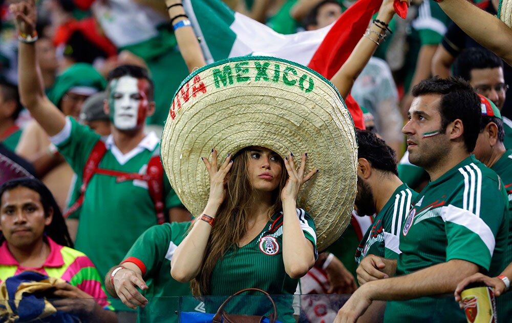 ब्राजील में क्रोएशिया एवं मेक्सिको के बीच खेले गए मैच का लुत्फ उठाते मैक्सिको के प्रशंसक।