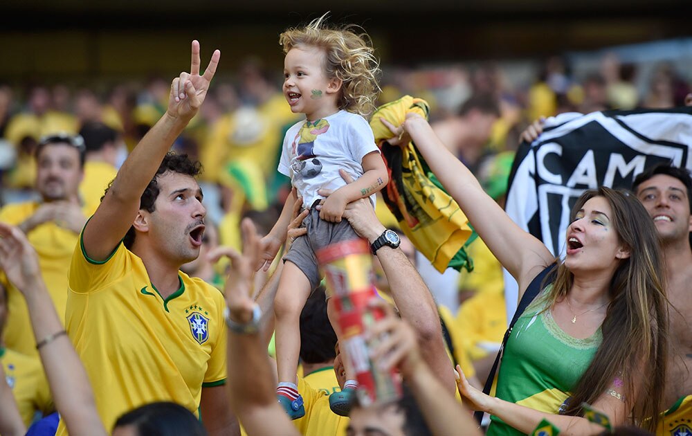 ब्राजील के बेलो होरिजोन्‍टे स्थित मिनेइरेओ स्‍टेडियम में वर्ल्‍ड कप सॉकर के तहत ब्राजील और चिली के बीच खेले गए मैच के दौरान पेनाल्‍टी शूटआऊट के बाद जश्‍न मनाते हुए ब्राजीलियन फैन्‍स।
