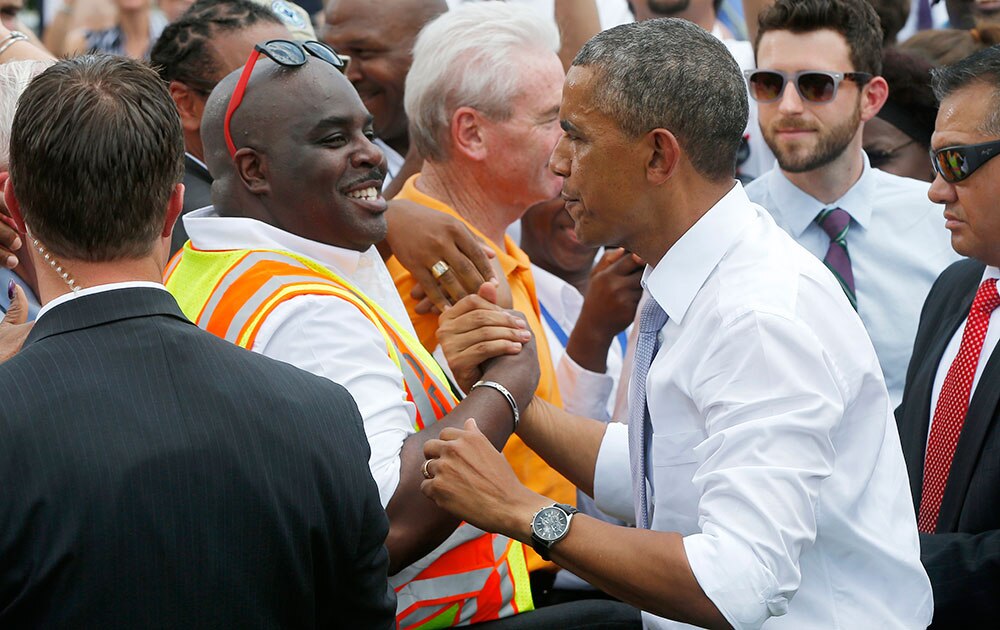 वाशिंगटन के जॉर्जटाऊन वाटरफ्रंट पार्क में एक कार्यक्रम को संबोधित करने के बाद लोगों से हाथ मिलाते हुए अमेरिकी राष्‍ट्रपति बराक ओबामा। 