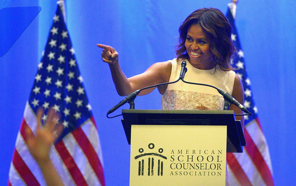 अमेरिका: अमेरिकन स्‍कूल काउनसेलर एसोसिएशन के सालाना कांफ्रेंस के दौरान संबोधित करती हुईं अमेरिका की प्रथम महिला मिसेल ओबामा। 
