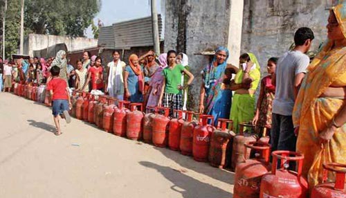 घर की रसोई का बजट बिगड़ना तय, गैस सिलेंडर पर 250 रुपये दाम बढ़ाने का प्रस्ताव