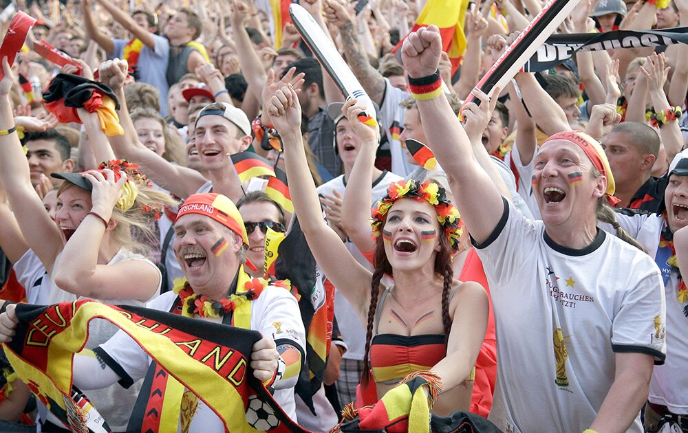 बर्लिन में जर्मनी और फ्रांस का क्वार्टर फाइनल मैच देखते जर्मन फुटबॉल फैंस।