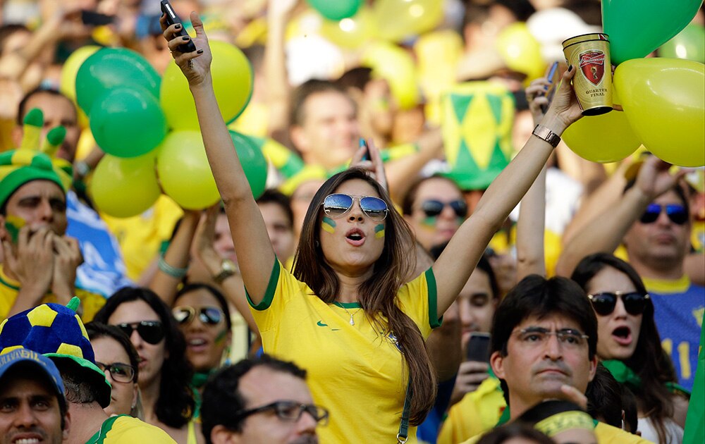 फोर्टालिजा में ब्राजील और कोलंबिया के बीच क्वार्टर फाइनल मैच में अपनी टीम की हौसलाअफजाई करने पहुंची ब्राजील टीम की फैन।