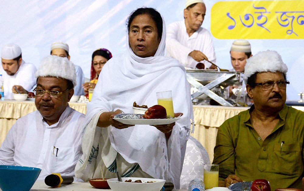 कोलकाता में पश्चिम बंगाल की मुख्यमंत्री ममता बनर्जी इफ्तार पार्टी में। 