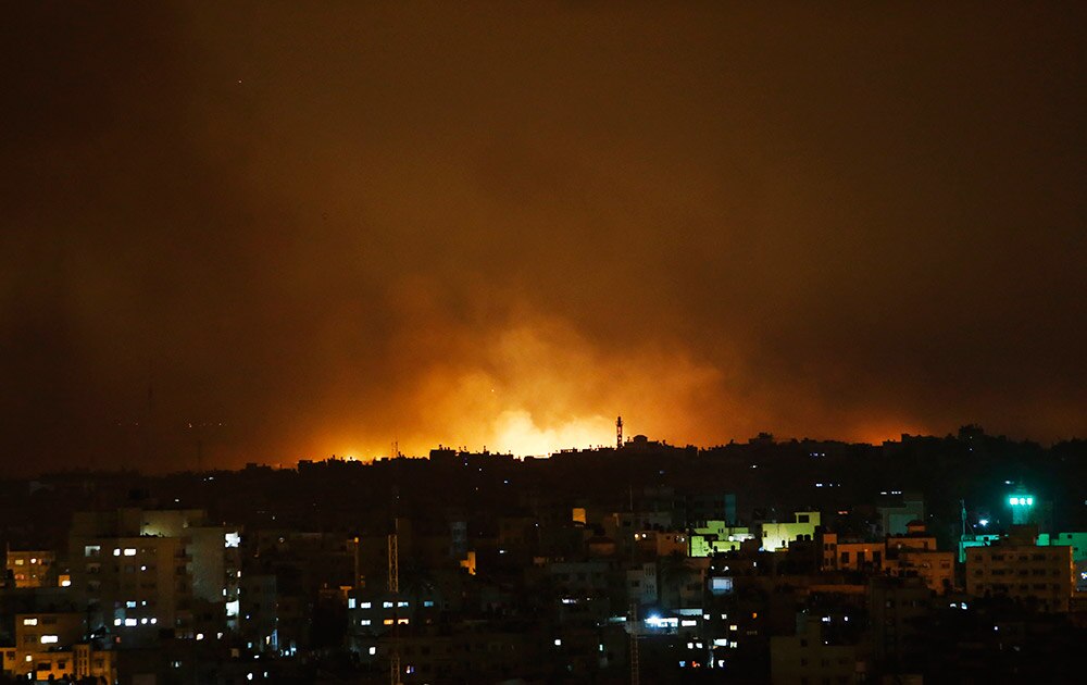 गाजा शहर में इजरायली बलों की गोलीबारी से उठता धूंआ।