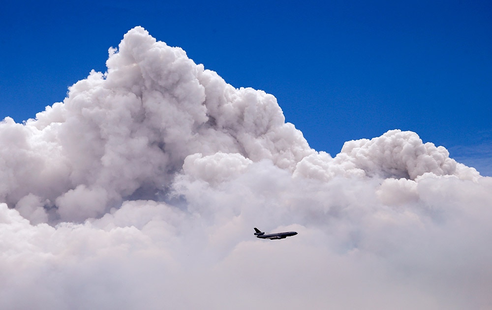 वाश में बादलों के बीच एक विमान। 