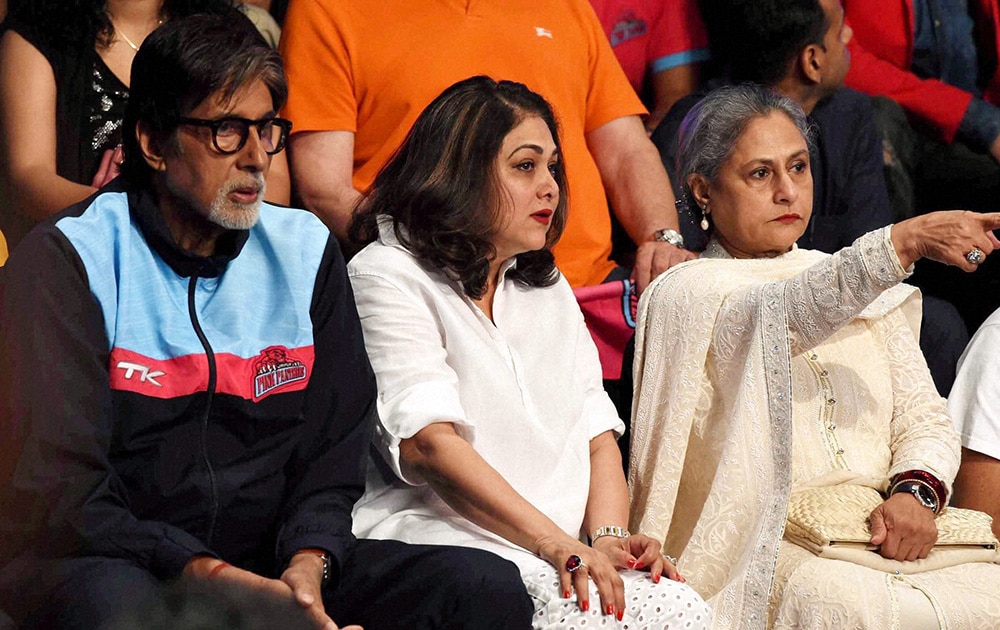 मुंबई में प्रो कबड्डी लीग के यू मुम्बा और पिंक पैंथर्स के मैच देखते अभिनेता अमिताभ बच्चन, जया बच्चन, और टीना अंबानी।