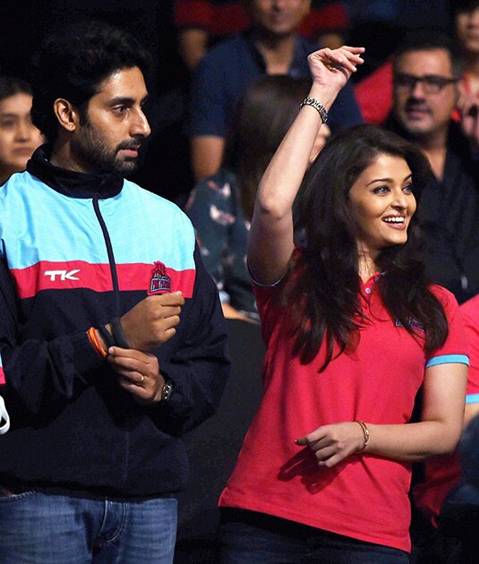 मुंबई में प्रो कबड्डी लीग के यू मुम्बा और पिंक पैंथर्स के मैच के दौरान अभिषेक बच्चन और ऐश्वर्या बच्चन।