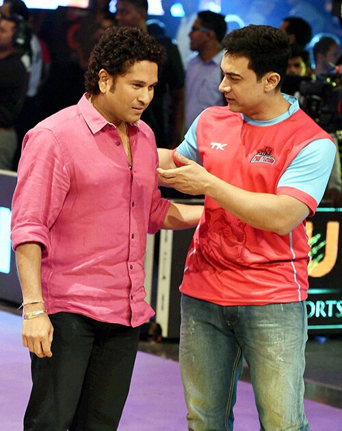 मुंबई में प्रो कबड्डी लीग के यू मुम्बा और पिंक पैंथर्स के मैच के दौरान सचिन तेंदुलकर और आमिर खान।