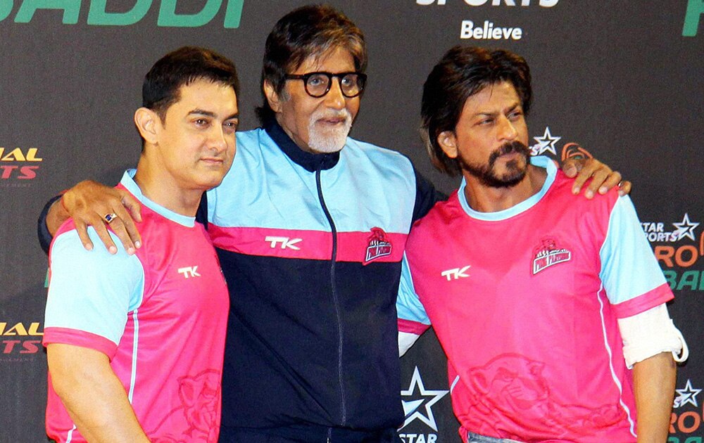 मुंबई में प्रो कबड्डी लीग के यू मुम्बा और पिंक पैंथर्स के मैच के दौरान आमिर खान, अमिताभ बच्चन और शाहरूख खान।