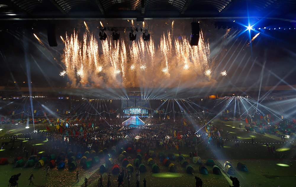 ग्लासगो में राष्ट्रमंडल खेल 2014 के समापन समारोह के दौरान स्टेडियम में की गई आतिशबाजी। 